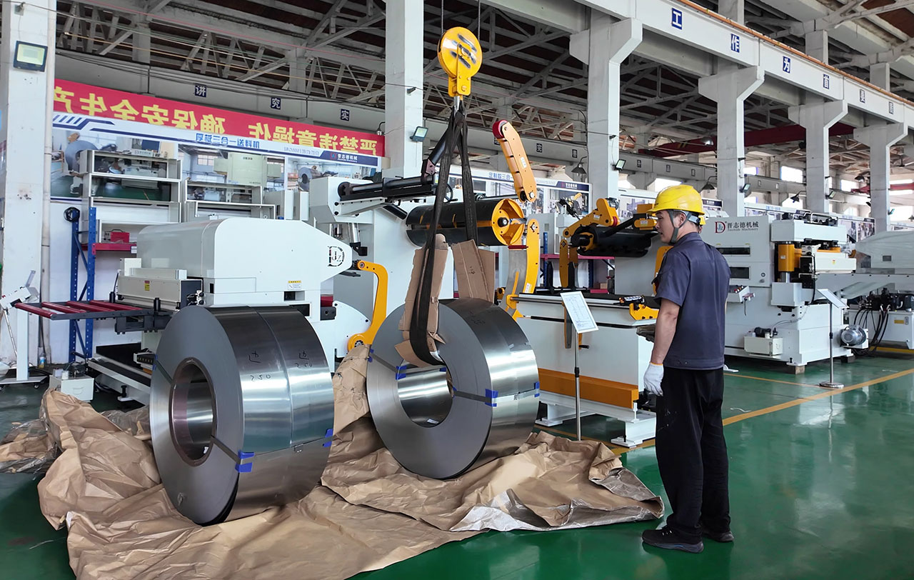 大客戶(hù)來(lái)訪晉志德送料機(jī)廠