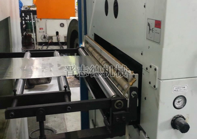 給油機(jī)配三合一送料機(jī)使用,給油機(jī)使用