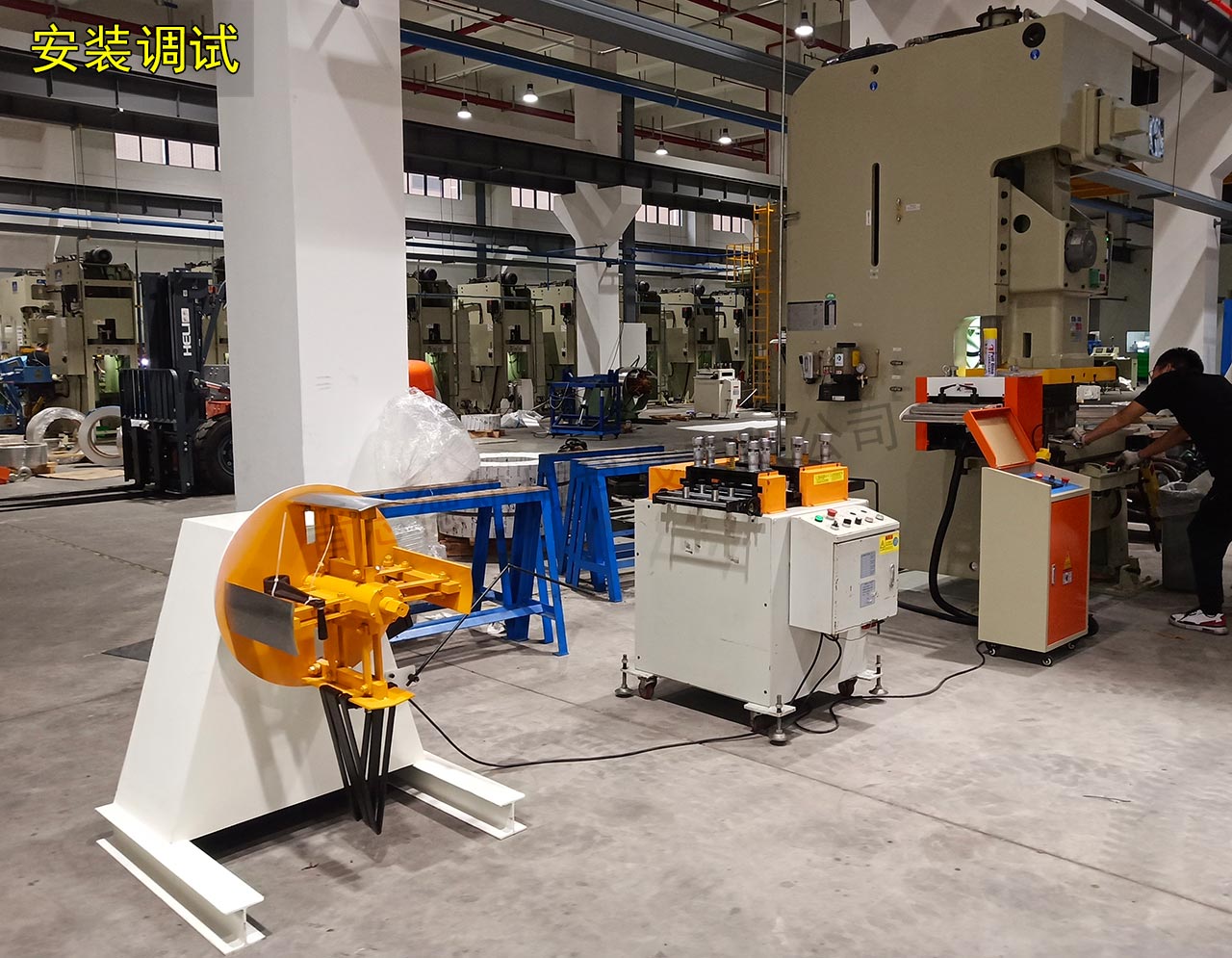 海爾工廠安裝伺服送料機(jī)